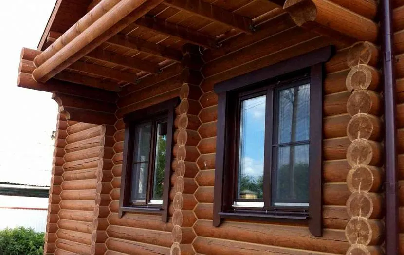 Wykończenie otworu okiennego w drewnianym domu