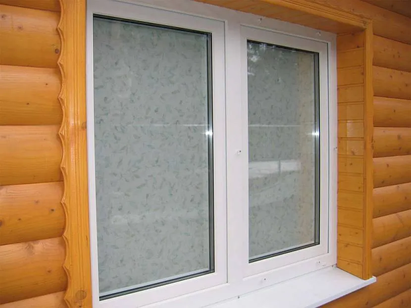 Wykonywanie otworu okiennego drewnianego domu z klapą