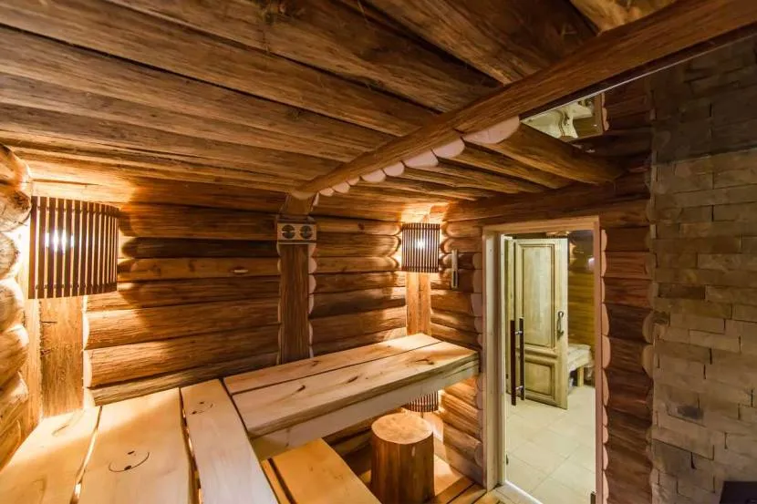Sauna z bali z półkami piętrowymi
