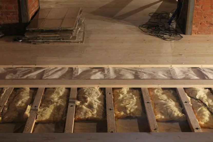 Дерев'яна підлога на лагах з мінераловатним утепленням