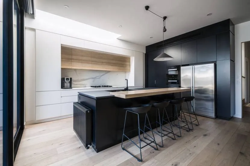Барна стійка на сучасній просторій кухні у стилі мінімалізм