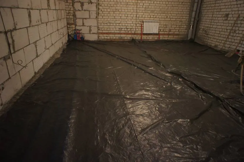Гідроізоляція підлоги під стяжку технічною плівкою