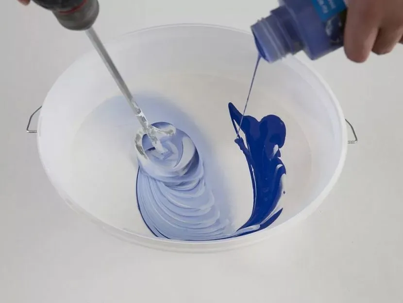Перед фарбуванням стелі змішаний барвник необхідно протестувати, так як остаточний відтінок зрозумілий лише після висихання покриття.