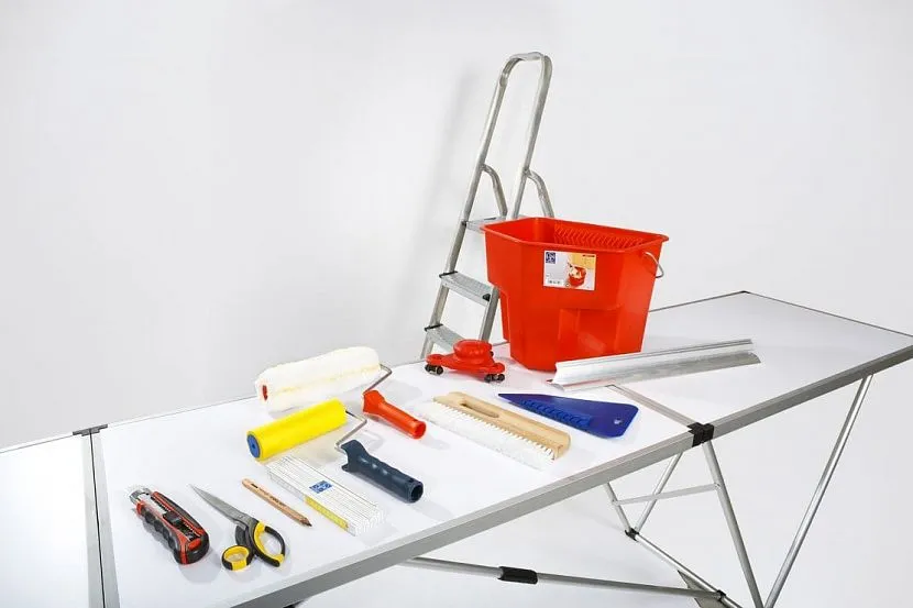 Щоб фарбування стелі пройшло швидко та успішно, слід заздалегідь підготувати необхідні інструменти
