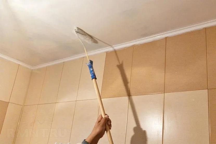 При фарбуванні стелі необхідно періодично оглядати оброблену поверхню, щоб вчасно виявити погано фарбовані ділянки