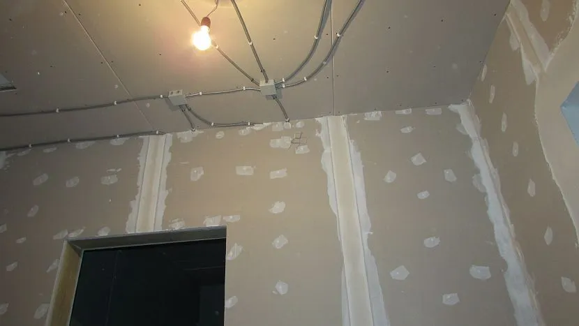 Вирівнювання стін гіпсокартоном перед наклеюванням шпалер може спричинити появу плям