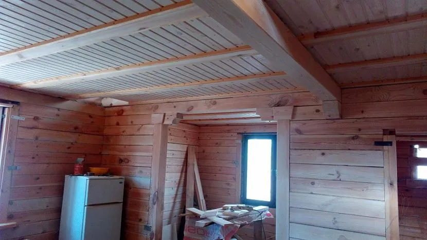 Обшивка стельової зони деревиною в дерев'яному будинку
