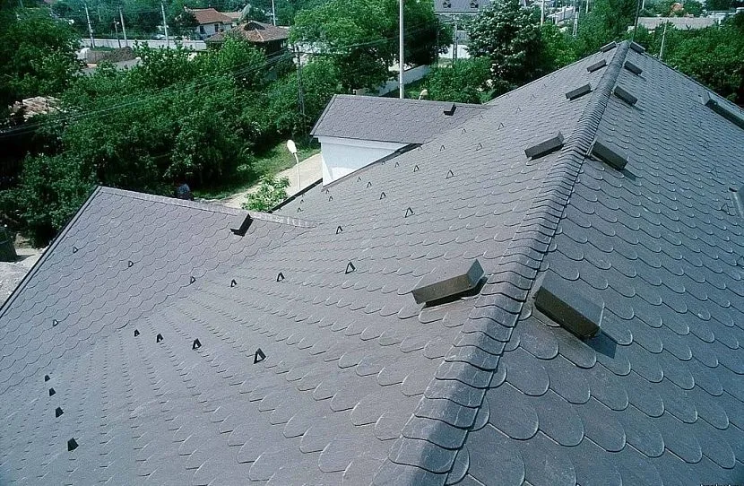Якщо в приватному будинку планується пристрій теплого горища, то дах повинен покриватися матеріалом, що провітрюється.