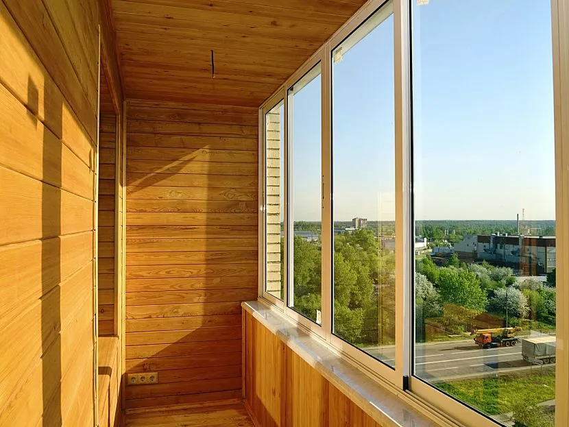 Jeśli balkon znajduje się po słonecznej stronie, najlepiej jest użyć bezbarwnego lakieru do obróbki podszewki.