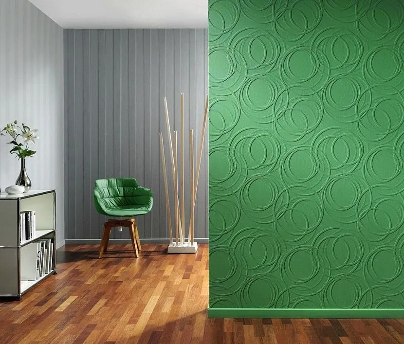Оформлення стіни з поклеєними шпалерами фарбою зеленого кольору