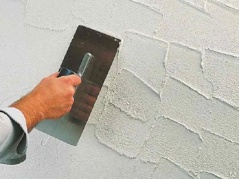 Використання розчину для вирівнювання стін дозволяє зберегти вільний простір кімнати, але потребує граничної акуратності в роботі