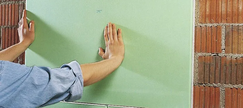 При дефектах менше 0,5 см найкращим варіантом вирівнювання буде приклеювання листів гіпсокартону на стіну з використанням спеціального клею