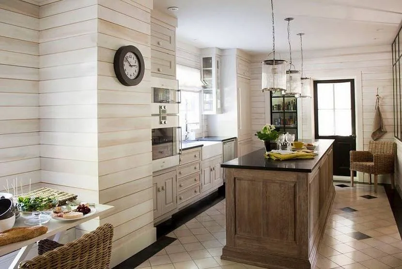 Рейкові набірні панелі в дизайні кухні-їдальні