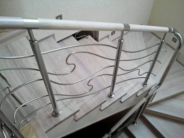 Balustrady aluminiowe są niedrogie, ale równie dobrze uzupełniają wnętrze