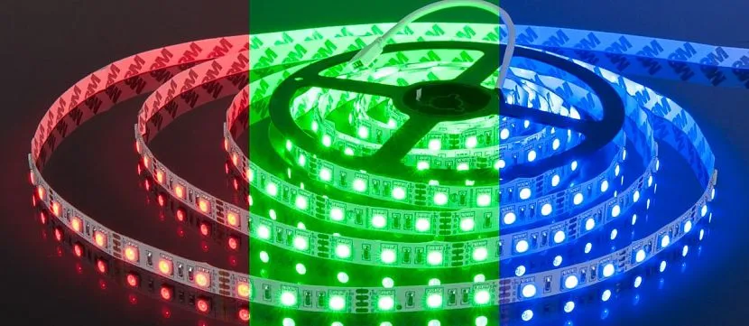 Listwy z lampami RGB wytrzymują napięcia 12 i 24 V: należy to wziąć pod uwagę przy wyborze zasilacza