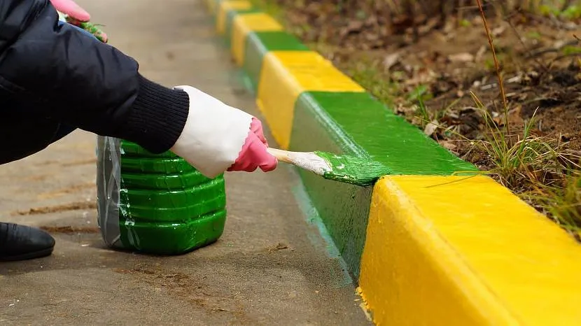 Malowanie obramowań zewnętrznych farbą akrylową