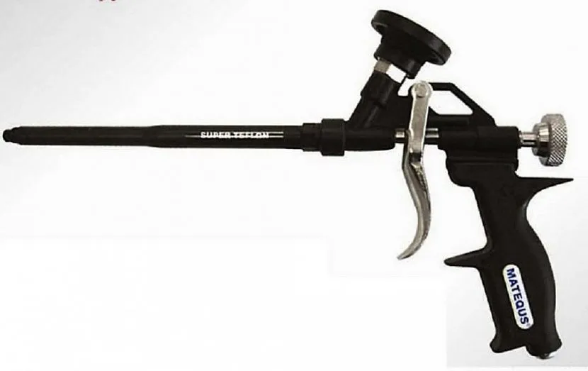 Pistolet Matequs Super Teflon jest przeznaczony do wstępnego rozprężania pianki, dzięki czemu jest bardziej giętka.