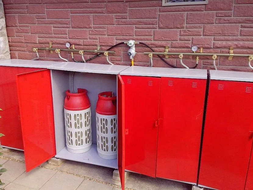 Butle gazowe w metalowym pudełku na ulicy