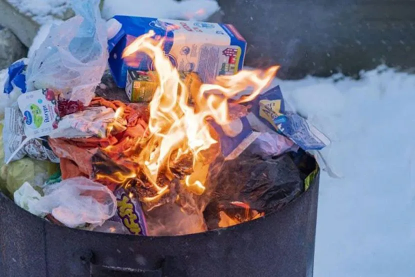 Palenie plastikowych śmieci w otwartej beczce jest niezgodne z prawem.