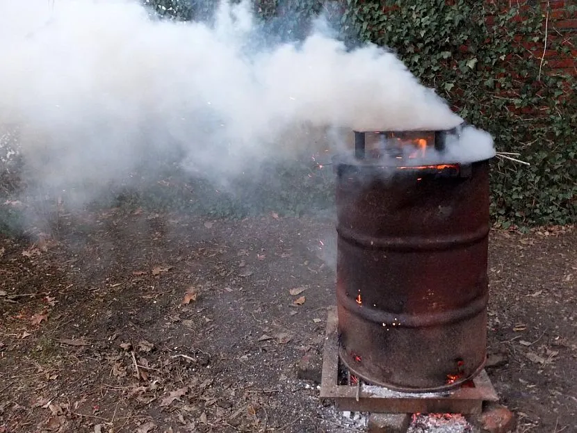 Początek spalania śmieci w beczce z deflektorem gazu