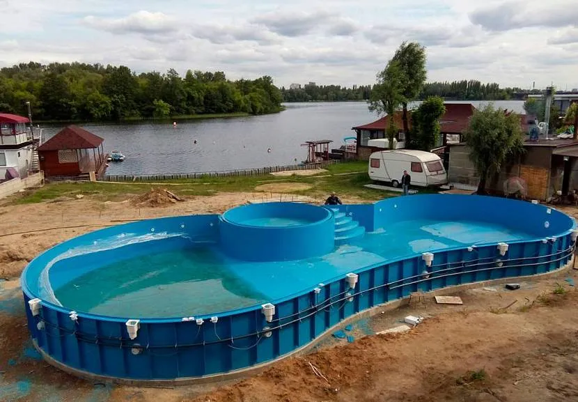 Форму та розмір басейну можна вибрати будь-які