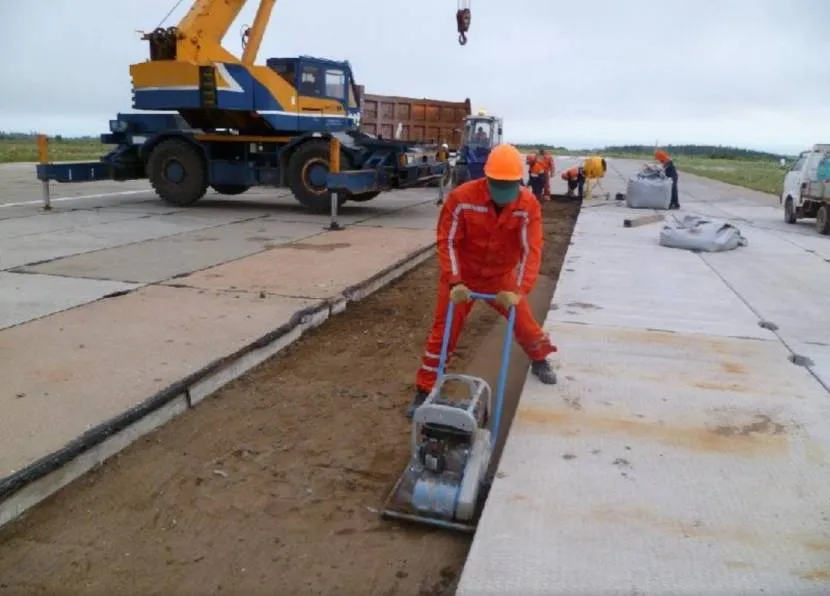 Zagęszczanie podstawy za pomocą narzędzia wibracyjnego