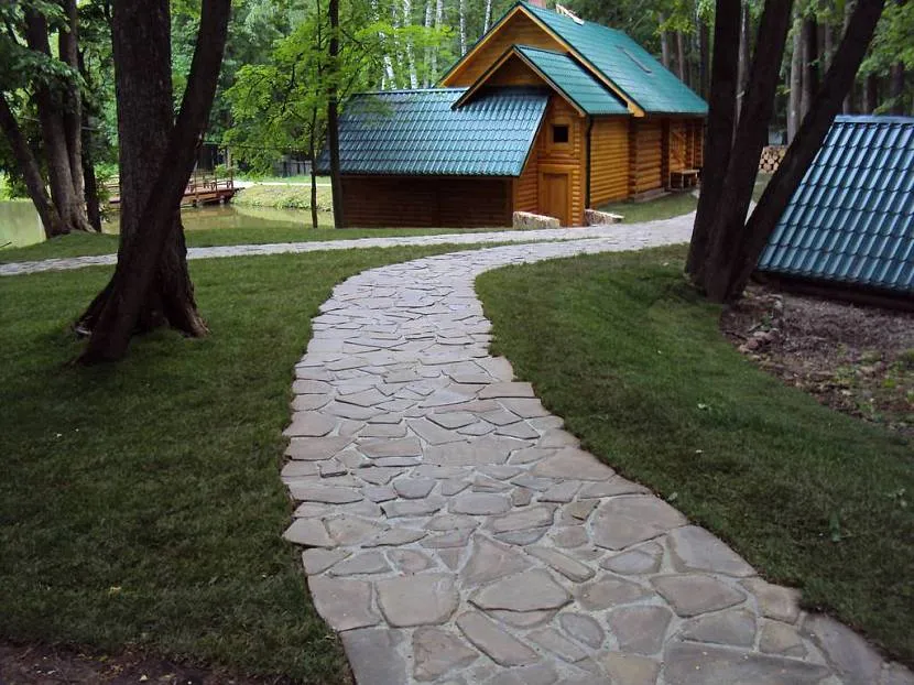 Ścieżki z kamienia naturalnego zawsze wyglądają naturalnie