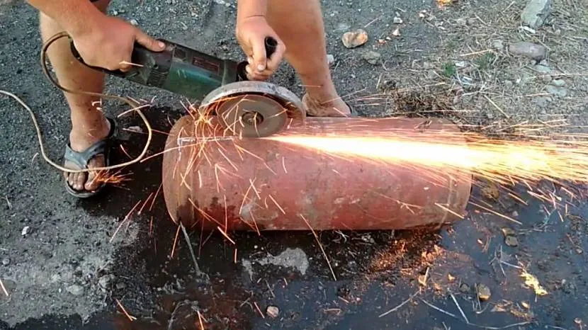 Cięcie butli gazowej szlifierką i tarczą tnącą