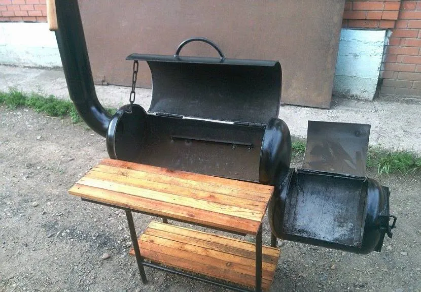 Grill z butli gazowej z bocznym kominem