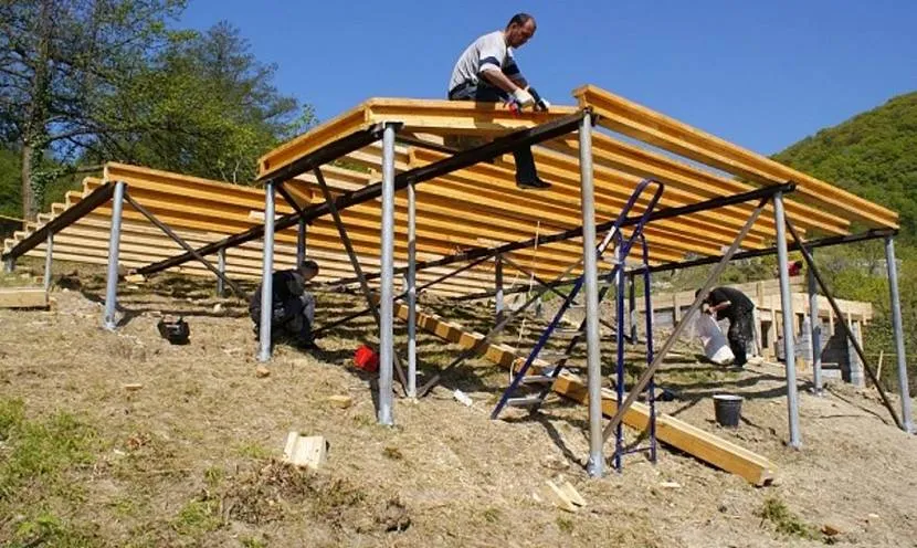 Możliwe jest postawienie altany na zboczu lub w fałdzie, co ozdobi witrynę i zamieni ją w stylowe i solidne miejsce do komunikacji.