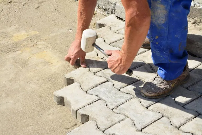 Układanie kostki brukowej na suchą mieszankę