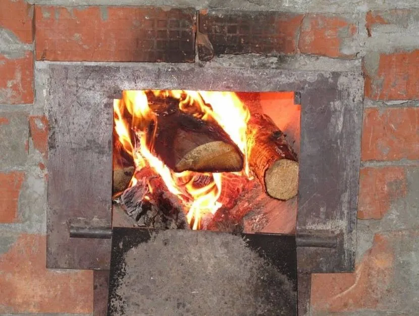 Piec ceglany promieniuje miękkim ciepłem, tak wygodnym, jak to tylko możliwe dla osoby