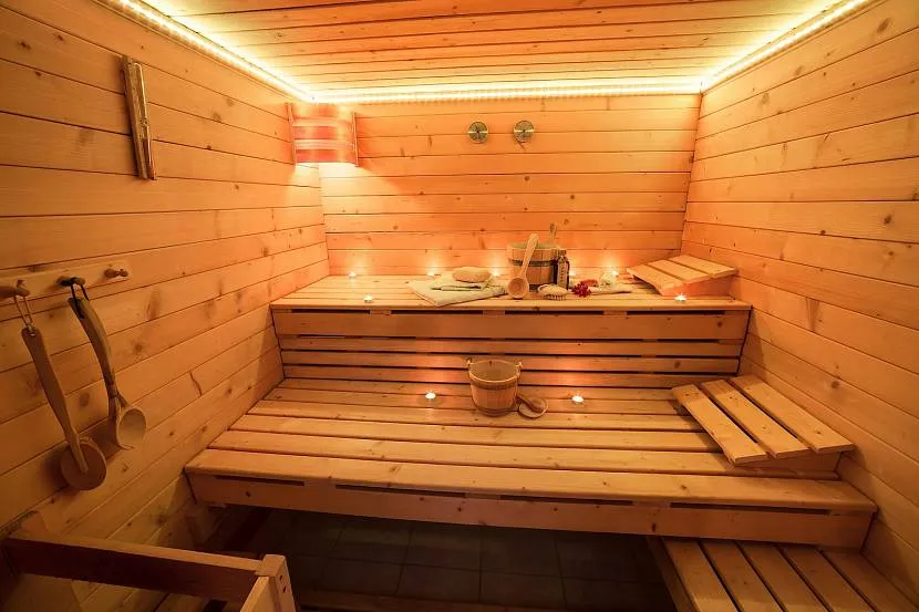 Sauna z szerokimi półkami