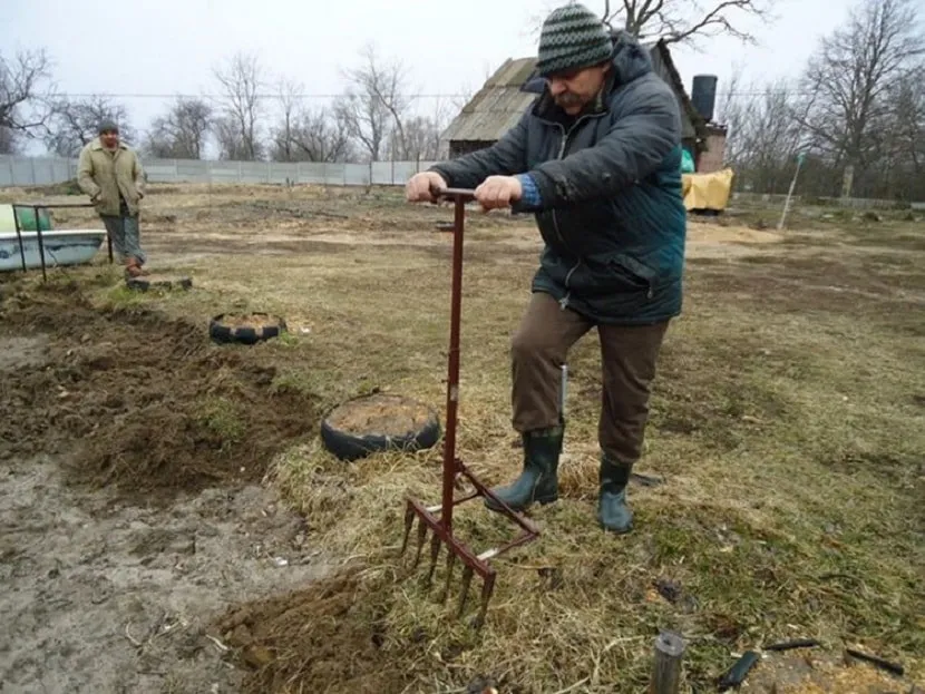 Kopanie ziemi za pomocą domowej łopaty