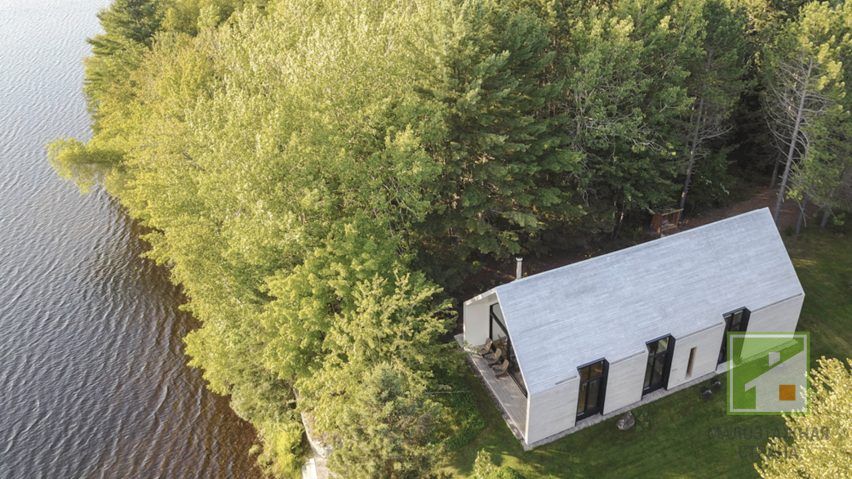 „Okno do jeziora” – dom z białym cedrowym wykończeniem od pracowni architektonicznej YH2