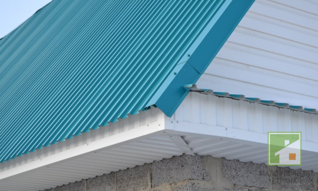 Jak zrobić dach z profilu metalowego: technologia i niuanse procesu instalacji