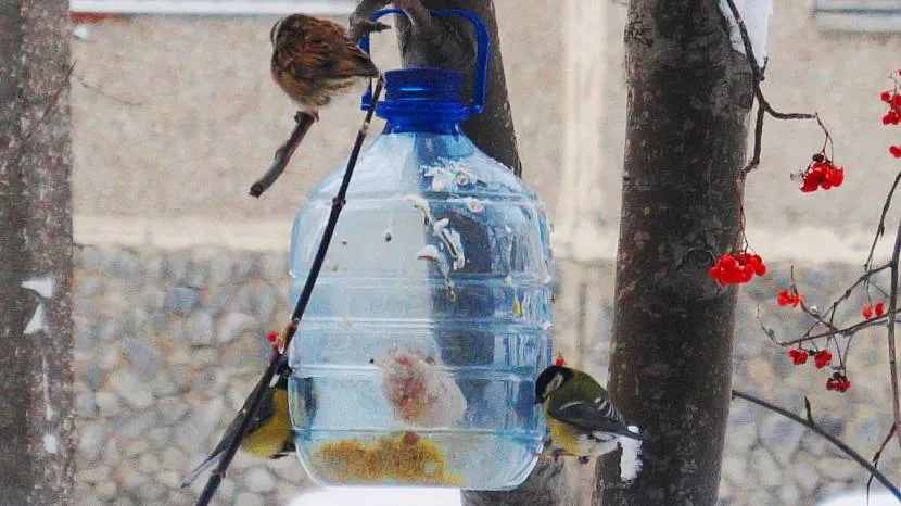 Plastikowy podajnik na butelki