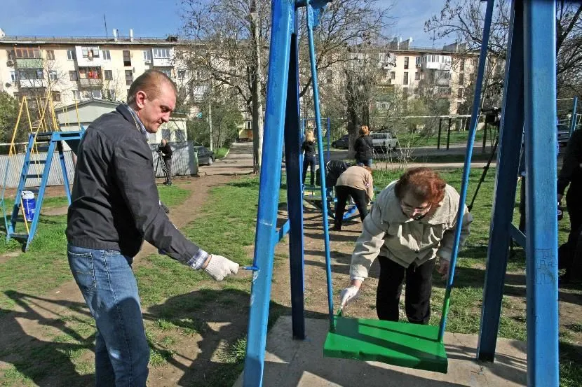 Фарбування гойдалок – процедура щорічна