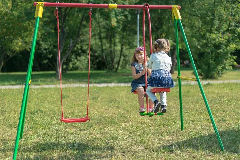 Kiedy są dzieci, nie można się obejść bez huśtawki na wsi