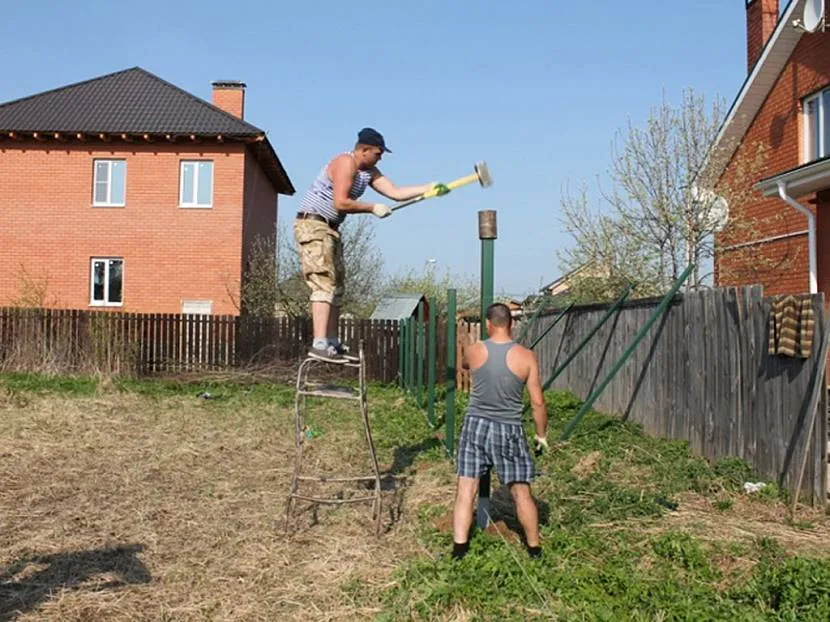 Забивання стовпів кувалдою