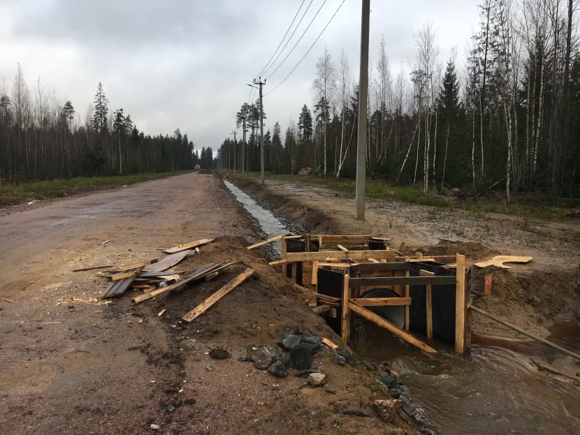 Układ przejścia przez rów z rurą betonową