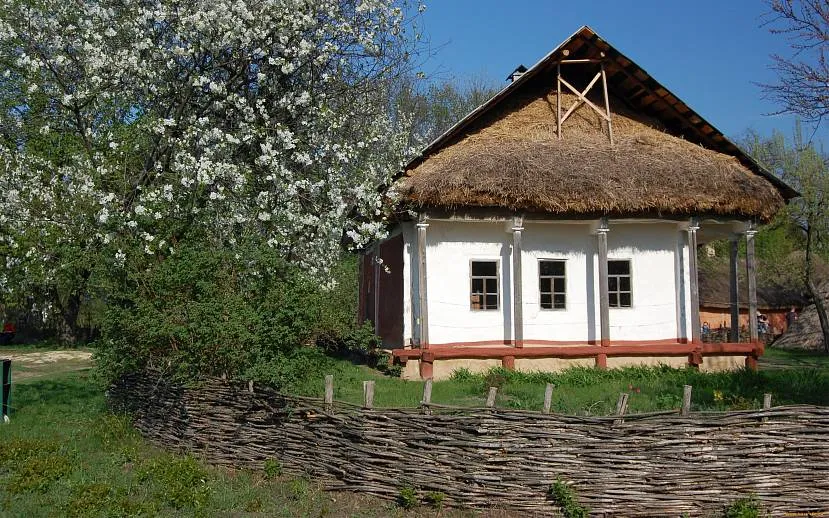 Jeśli płot wiklinowy nie jest pokryty związkami ochronnymi, szybko staje się bezużyteczny.