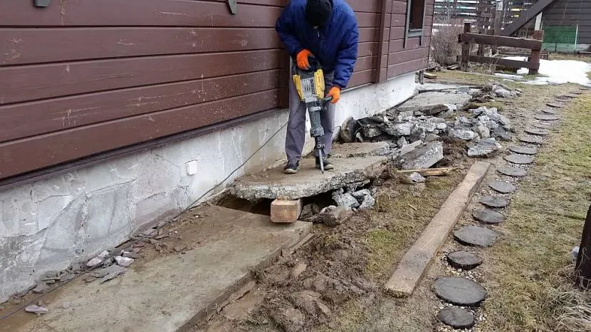 Jeśli ślepe obszary są z dużymi wadami, lepiej pozbyć się tej betonowej konstrukcji