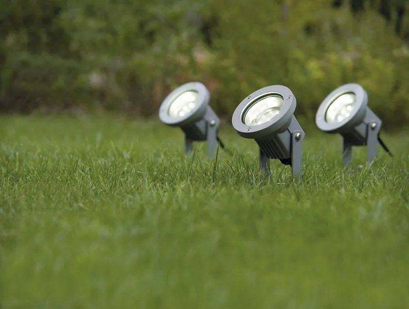 Lampy naziemne w krajobrazie terenu