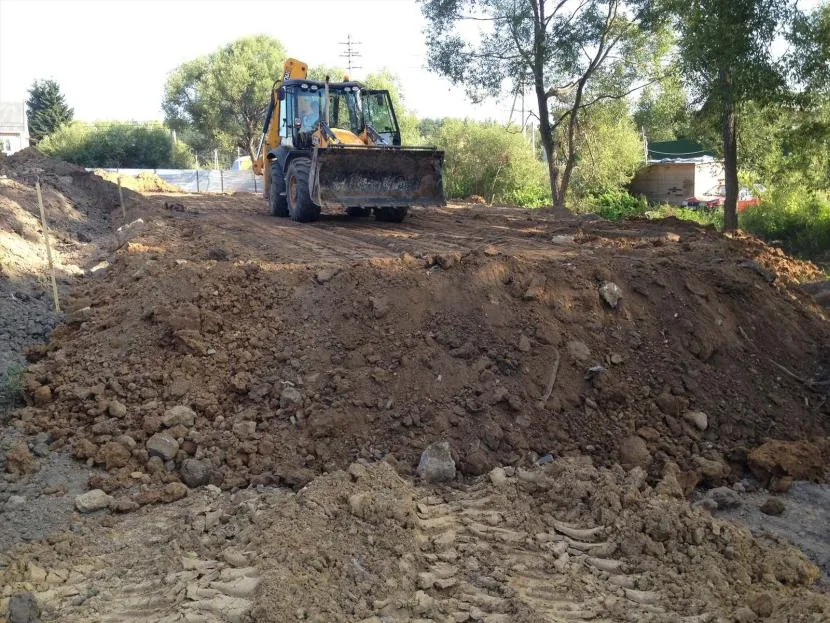 Gleba wlewa się na niziny i wyrównuje do pożądanego znaku.