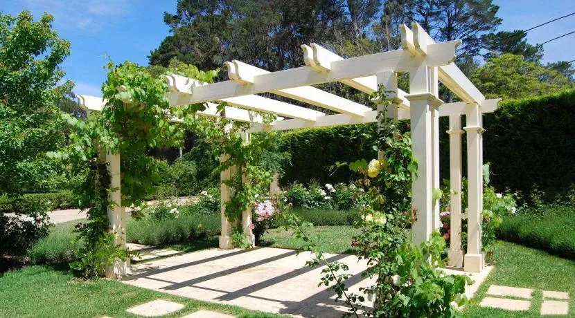 Pergola w ogrodzie