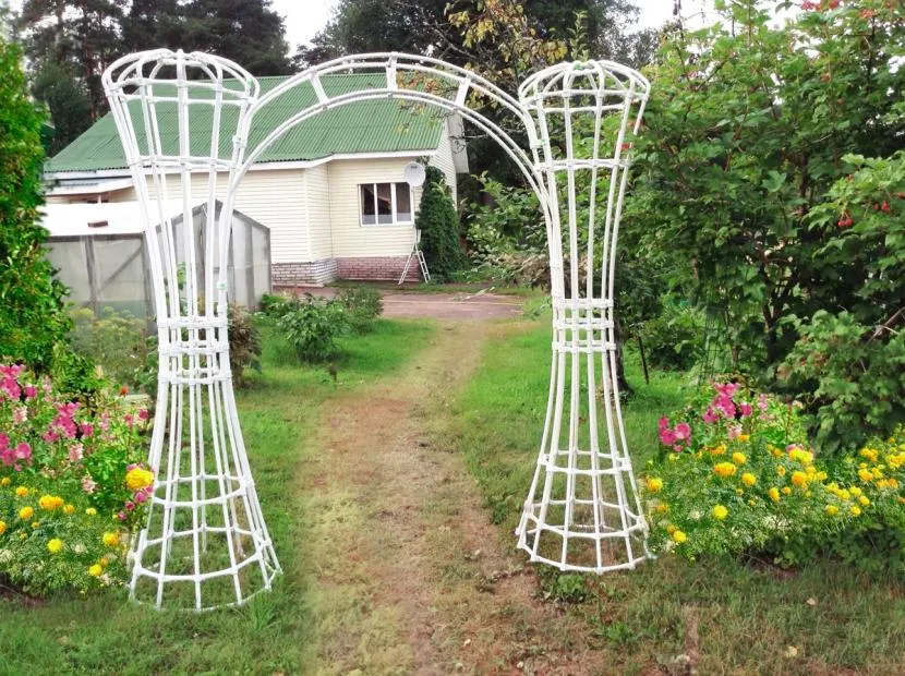 Niestandardowa pergola z rur PVC