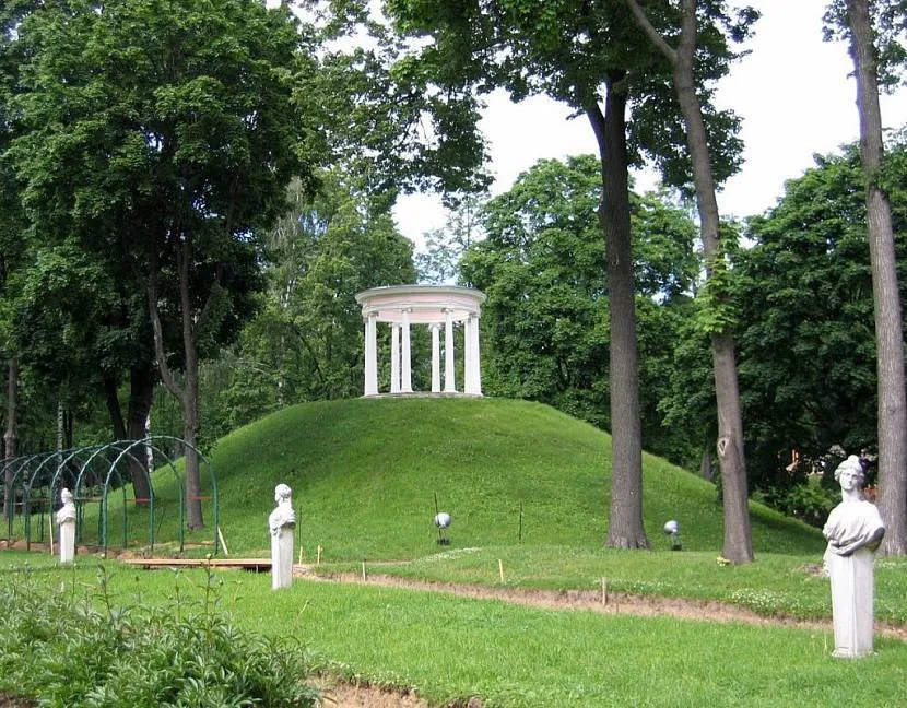 Małe konstrukcje ogrodowe budowane są z kamienia, drewna, cegły, gipsu, cementu, metalu, marmuru lub granitu.