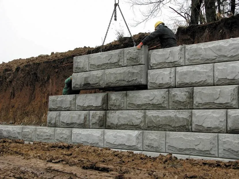 Mur oporowy z bloczków betonowych