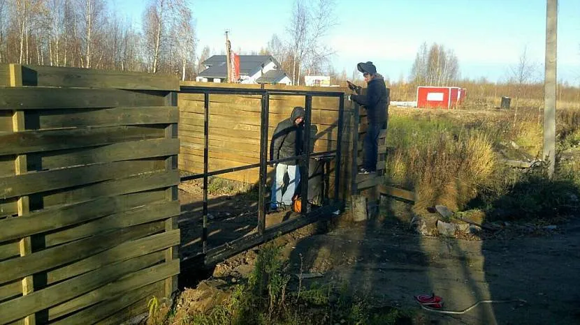 Встановлення паркану на гвинтових палях